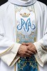 Biały ornat z pionowym haftowanym pasem maryjnym