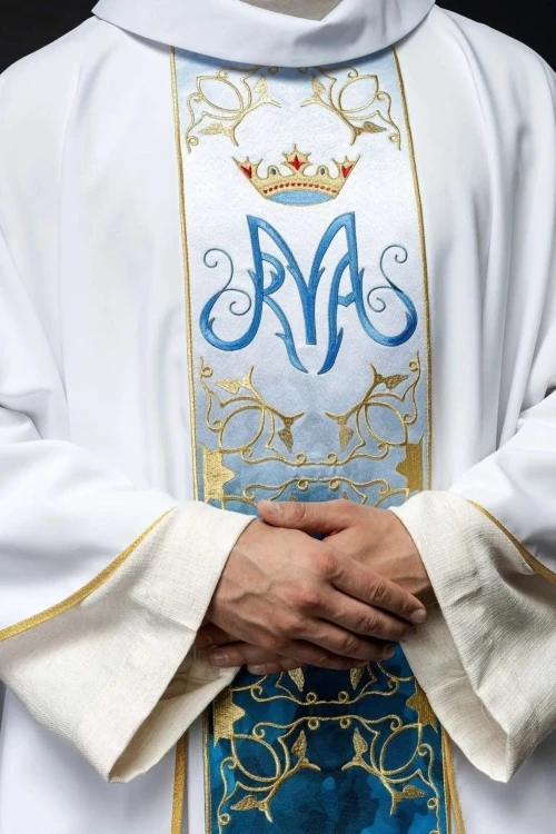 Biały ornat z pionowym haftowanym pasem maryjnym