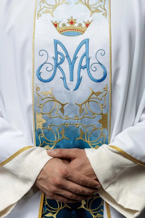 Złote obszycie krawędzi białego ornatu