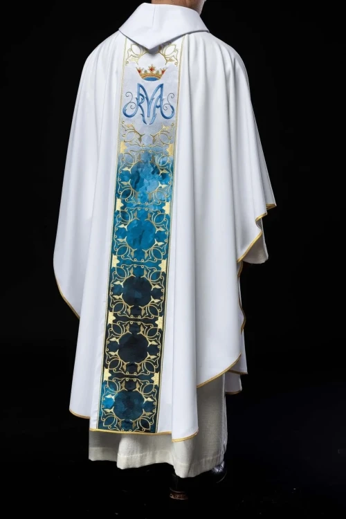 Biały ornat maryjny w pełnym ujęciu