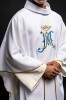 Biały ornat liturgiczny z haftem maryjnym