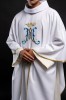 Boczny widok białego ornatu maryjnego