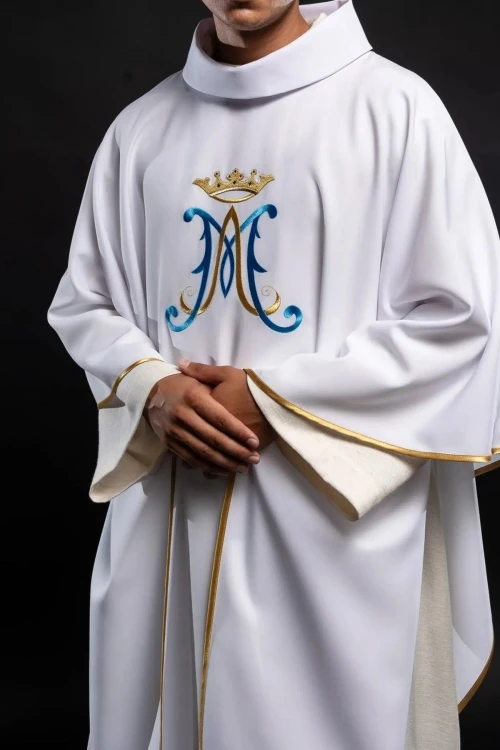 Boczny widok białego ornatu maryjnego