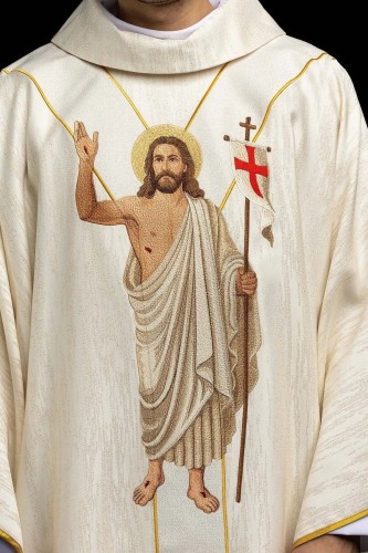 Biały ornat z Chrystusem Zmartwychwstałym i Barankiem