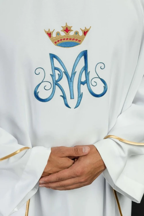 Pełny widok białego ornatu liturgicznego