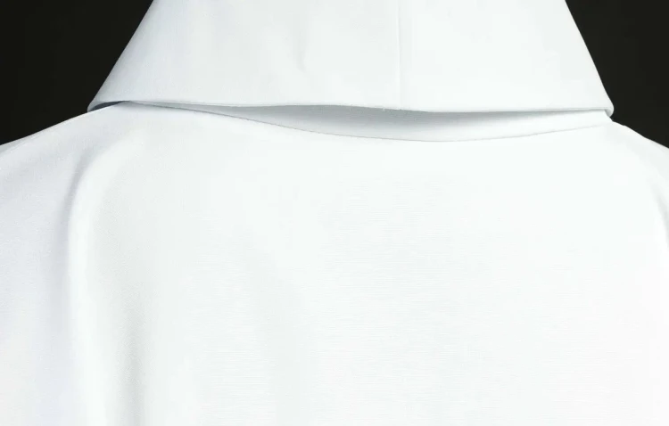 Tył białego ornatu maryjnego