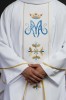 Biały ornat maryjny z haftowanym pasem