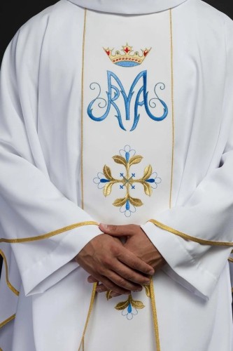 Biały ornat maryjny z haftowanym pasem