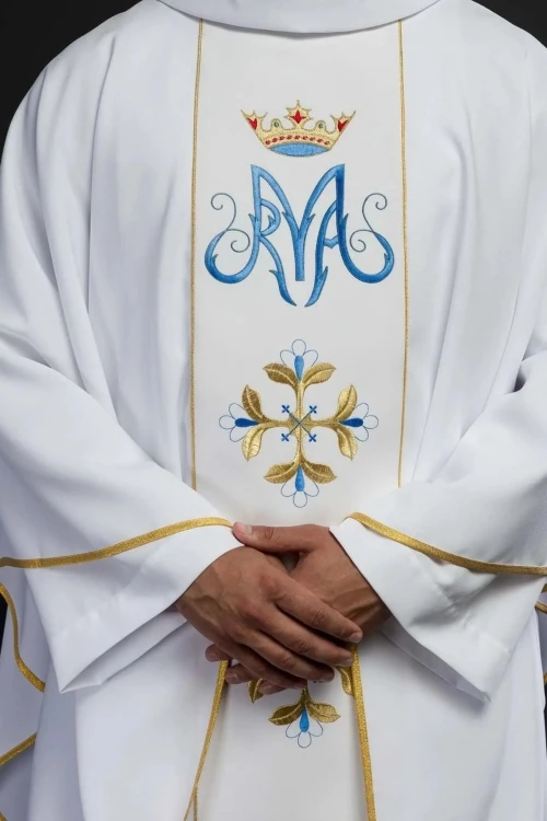 Biały ornat maryjny z haftowanym pasem