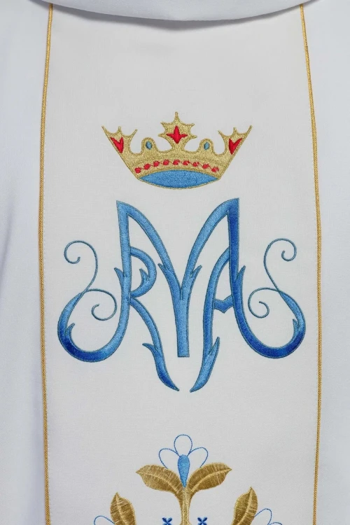 Kołnierz typu golf białego ornatu