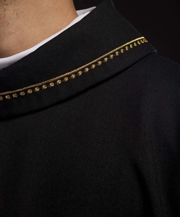 Ornat czarny z haftowanym złotym krzyżem – widok z boku