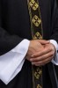 Ornat czarny z haftowanym pasem w krzyże – detal symbolu