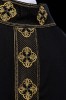 Ornat czarny z haftowanym pasem w krzyże – widok z tyłu