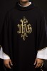 Czarny ornat haftowany z monogramem IHS