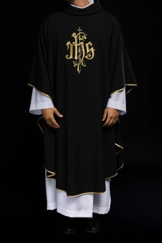 Czarny ornat haftowany z monogramem IHS – zbliżenie haftu