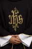 Czarny ornat haftowany z monogramem IHS – detal symbolu