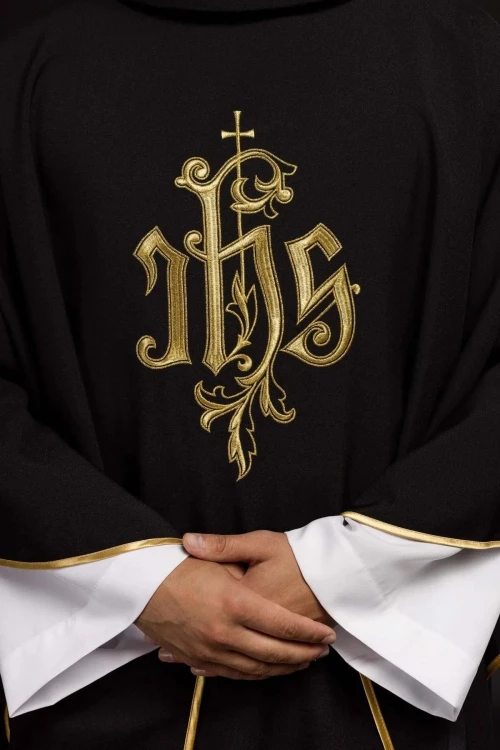 Czarny ornat haftowany z monogramem IHS – detal symbolu
