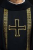 Ornat czarny z krzyżem i żakardowymi pasami – detal symbolu