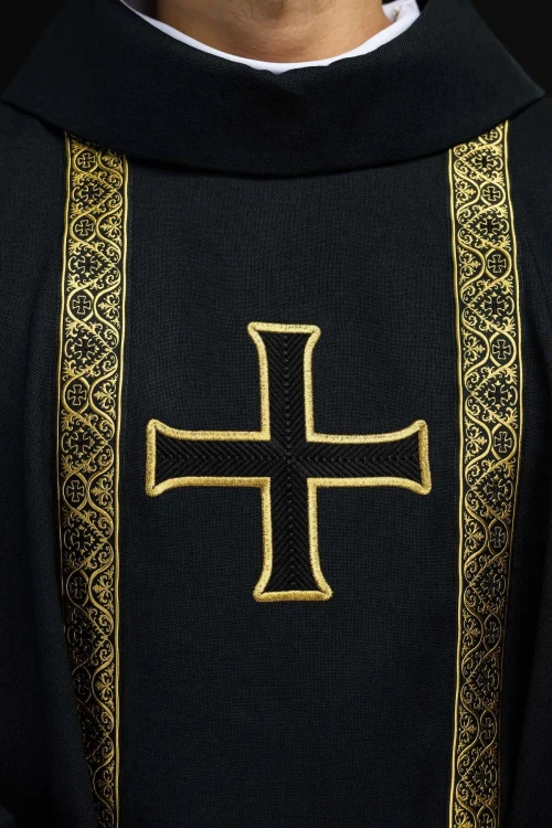 Ornat czarny z krzyżem i żakardowymi pasami – detal symbolu