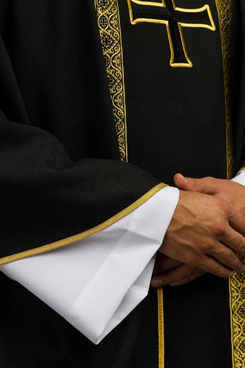 Ornat czarny z krzyżem i żakardowymi pasami – widok z przodu