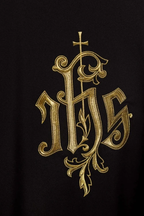 Czarny ornat haftowany z monogramem IHS – widok z boku