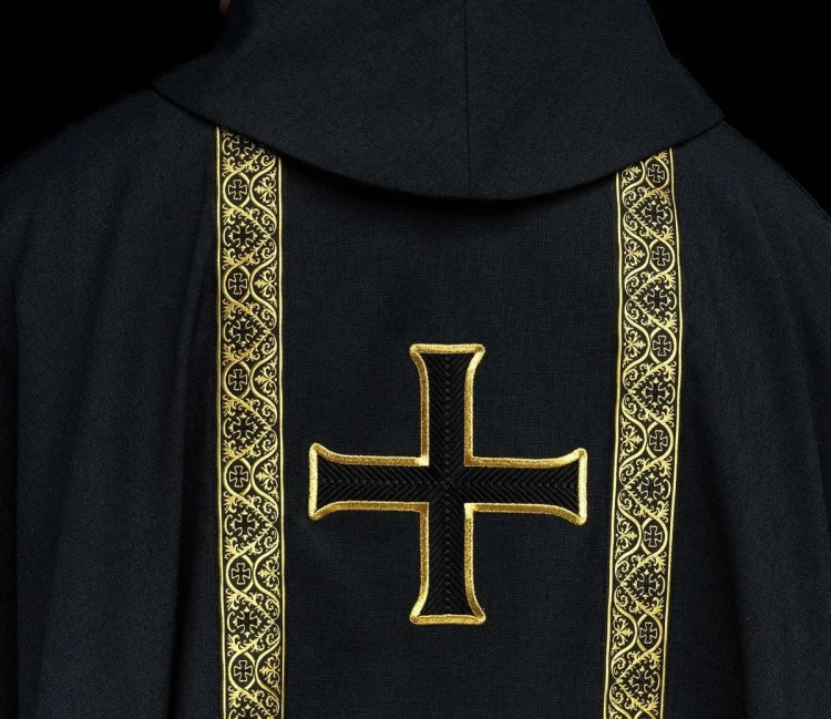 Ornat czarny z krzyżem i żakardowymi pasami – widok z boku