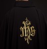 Czarny ornat haftowany z monogramem IHS – widok z tyłu