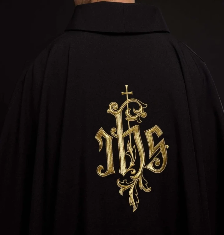 Czarny ornat haftowany z monogramem IHS – widok z tyłu