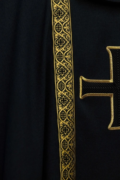Ornat czarny z krzyżem i żakardowymi pasami – widok z tyłu