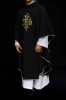 Czarny ornat haftowany z monogramem IHS – detal tkaniny