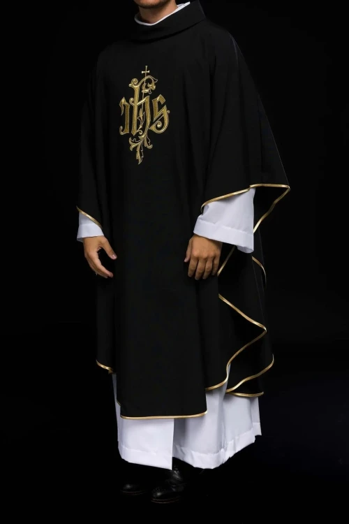 Czarny ornat haftowany z monogramem IHS – detal tkaniny