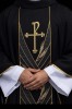 Ornat czarny z haftem PAX i kłosami pszenicy