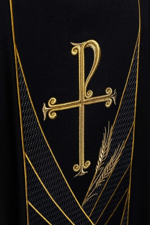 Ornat czarny z haftem PAX i kłosami pszenicy – detal symbolu