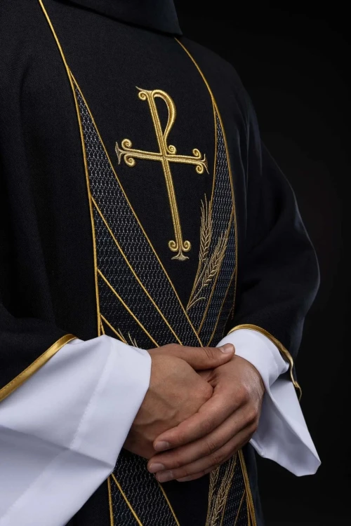 Ornat czarny z haftem PAX i kłosami pszenicy – widok z przodu