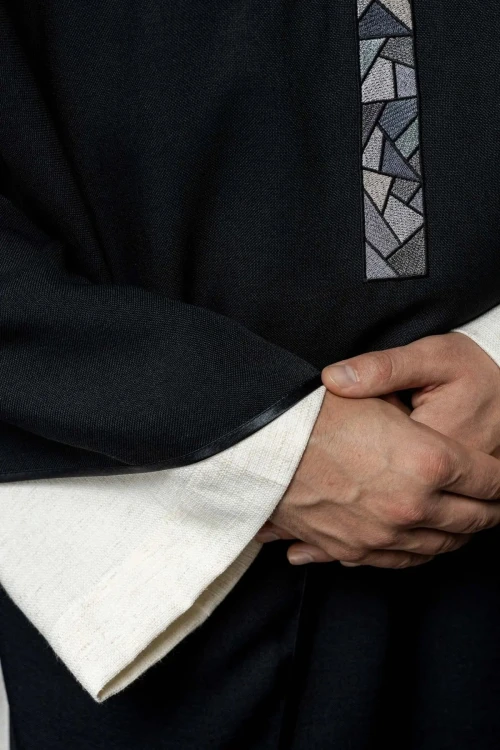 Ornat czarny z haftowanym mozaikowym krzyżem – widok z przodu