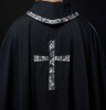 Ornat czarny z haftowanym mozaikowym krzyżem – widok z tyłu