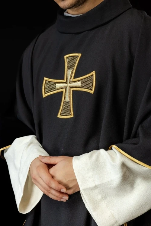 Haftowany ornat czarny z IHS i krzyżem – detal symbolu