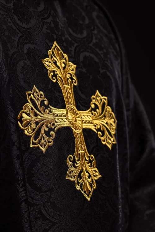 Ornat czarny żakardowy z haftowanym krzyżem – detal symbolu