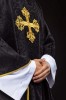 Ornat czarny żakardowy z haftowanym krzyżem – widok z przodu