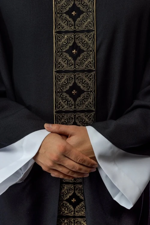 Ornat czarny z haftowanym pasem i krzyżem – widok z przodu