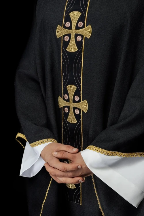 Ornat czarny ze złotym haftem krzyży