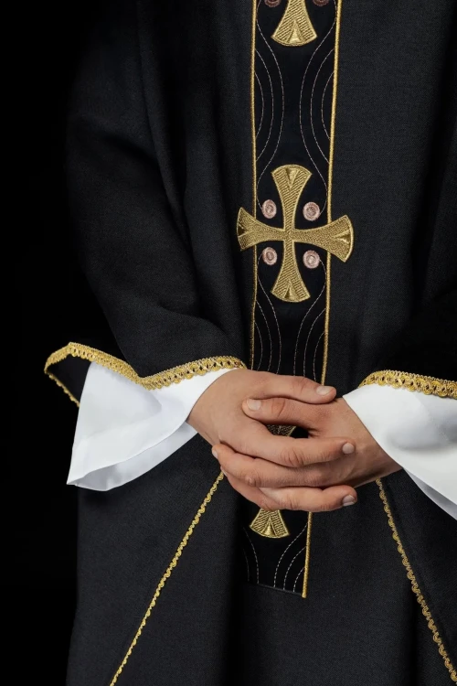 Ornat czarny ze złotym haftem krzyży – widok z przodu