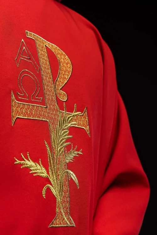 Ornat czerwony z haftem Alfa i Omega i szerokim kołnierzem – zbliżenie haftu