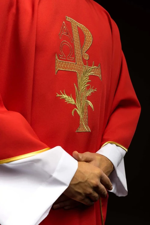 Ornat czerwony z haftem Alfa i Omega i szerokim kołnierzem – detal symbolu