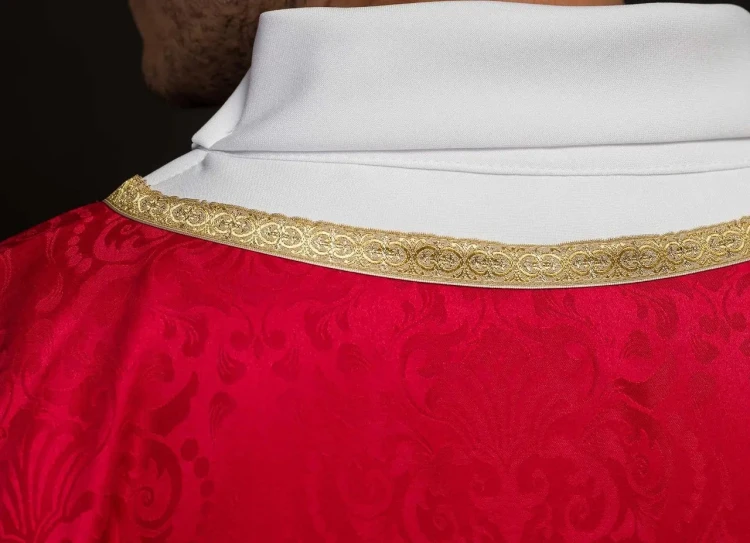 Ornat czerwony z haftem Ducha Świętego na tkaninie żakardowej – wykończenie kołnierza