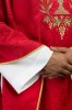 Ornat czerwony z haftem kielicha i hostii na tkaninie żakardowej – detal symbolu