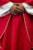 Ornat czerwony z haftem kielicha i hostii na tkaninie żakardowej – wykończenie kołnierza