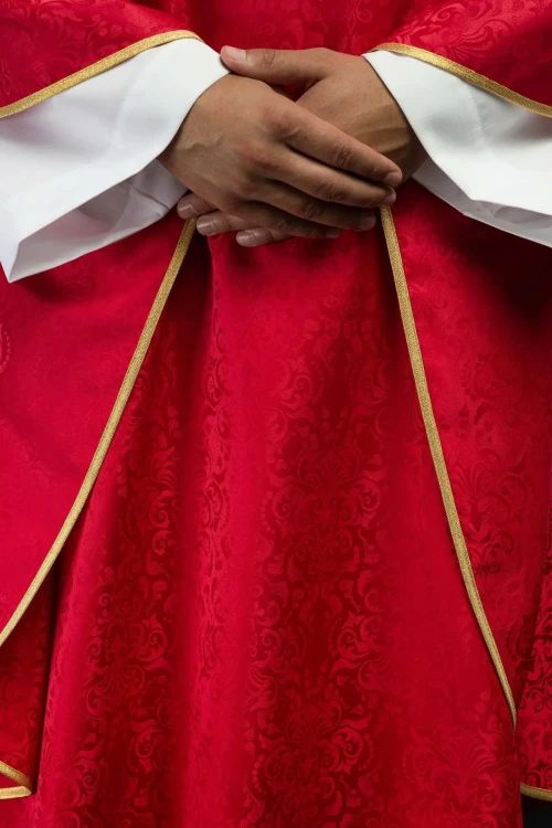 Ornat czerwony z haftem kielicha i hostii na tkaninie żakardowej – wykończenie kołnierza