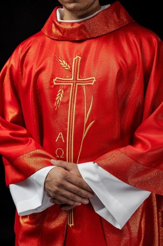 Ornat czerwony z haftem kłosów zboża i krzyża – pełny widok