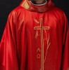 Ornat czerwony z haftem kłosów zboża i krzyża – widok przodu